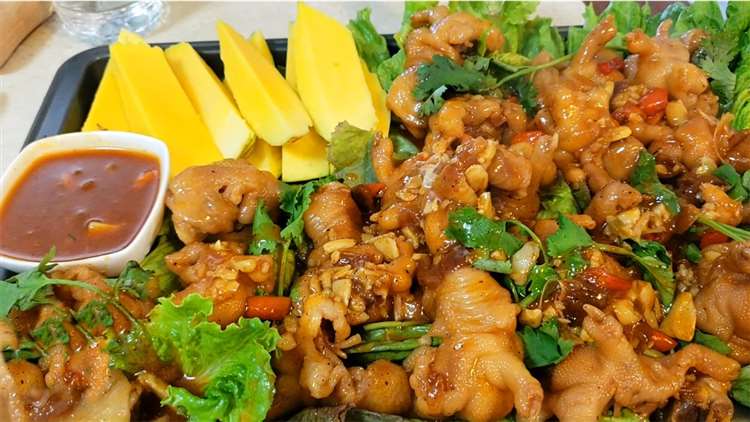 Cách làm chân gà rút xương ngâm sả tắc
